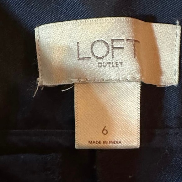 LOFT Outlet Women's Navy Blue Embroidered Chino Shorts Size 6‎ - Picture 2 of 4